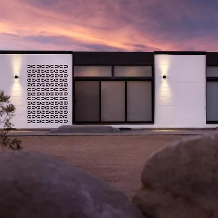 Neutra Home Joshua Tree Luxury Retreat Pool And Spa Exterior photo