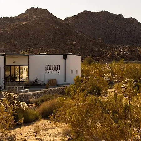 Neutra Home Joshua Tree Luxury Retreat Pool And Spa Exterior photo