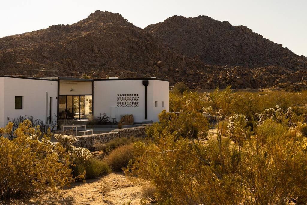 Neutra Luxury Retreat Pool And Holiday home