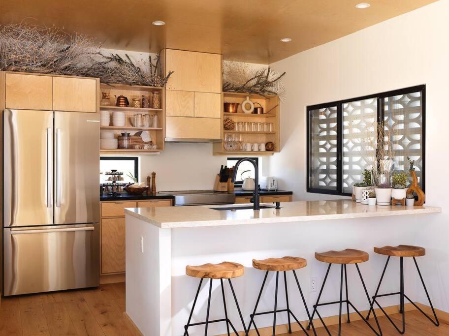 Neutra Luxury Retreat Pool And Holiday home *